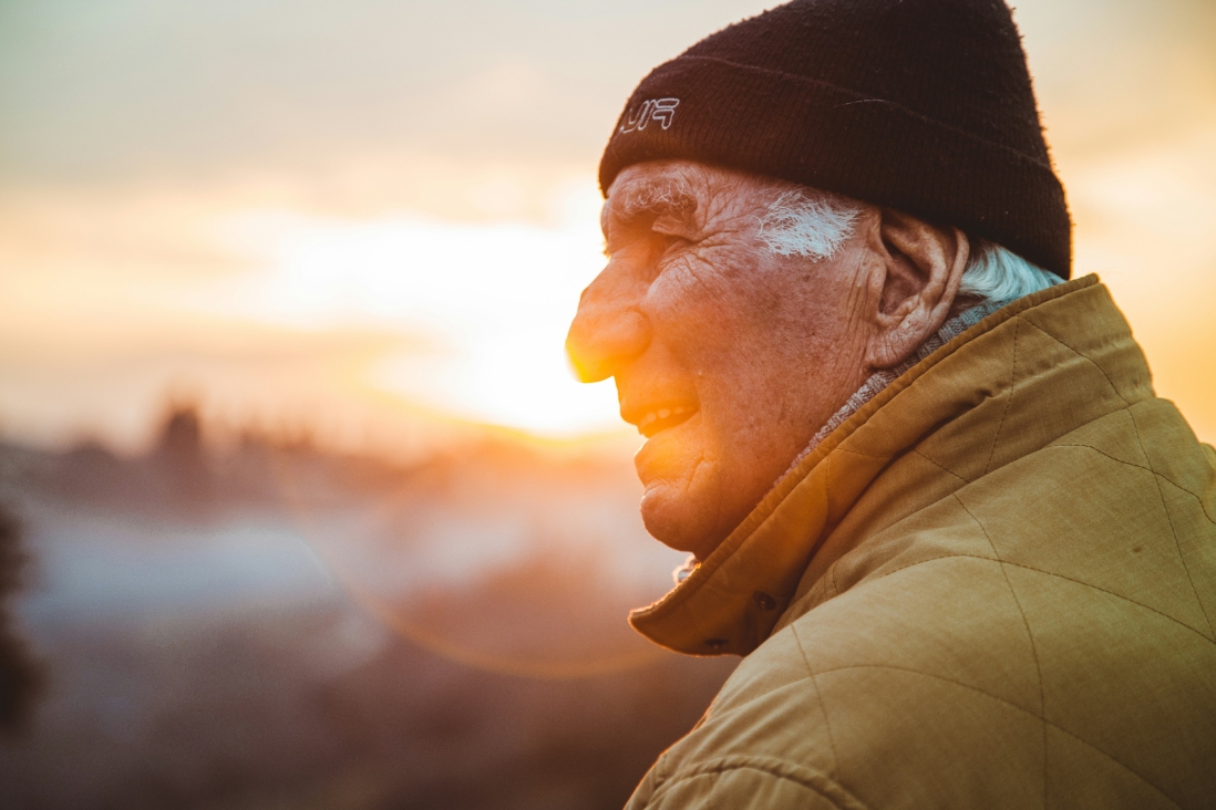 Homme âgé au coucher de soleil